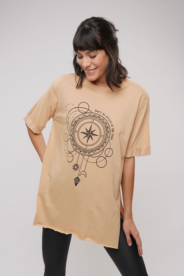 Baskılı Yan Yırtmaçlı T-shirt BEJ Baskılı Yan Yırtmaçlı T-shirt BEJ