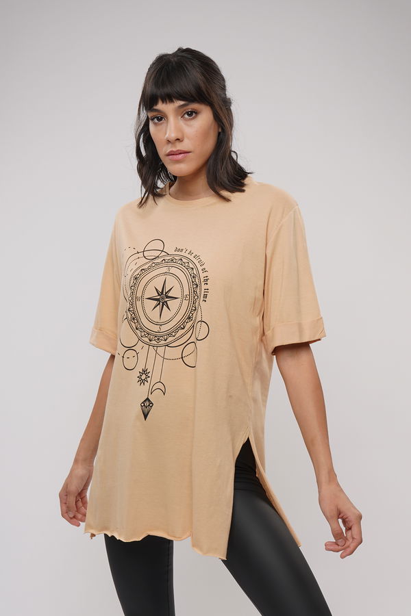 Baskılı Yan Yırtmaçlı T-shirt BEJ Baskılı Yan Yırtmaçlı T-shirt BEJ