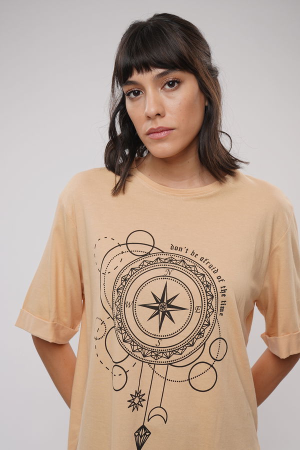 Baskılı Yan Yırtmaçlı T-shirt BEJ Baskılı Yan Yırtmaçlı T-shirt BEJ