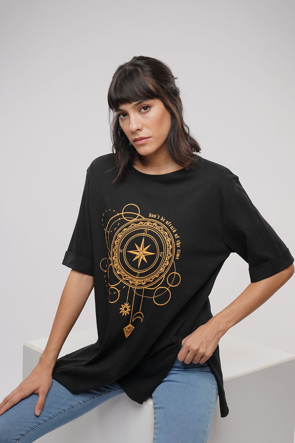 Gabria Baskılı Yan Yırtmaçlı T-shirt Gabria Baskılı Yan Yırtmaçlı T-shirt