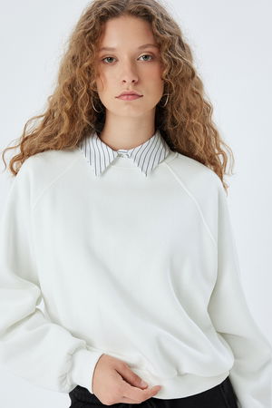 Koton Bisiklet Yaka Dikiş Detaylı Şardonlu Basic Sweatshirt EKRU Koton Bisiklet Yaka Dikiş Detaylı Şardonlu Basic Sweatshirt EKRU