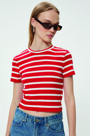 Koton Bisiklet Yaka Slim Fit Basic T-shirt Kırmızı Koton Bisiklet Yaka Slim Fit Basic T-shirt Kırmızı