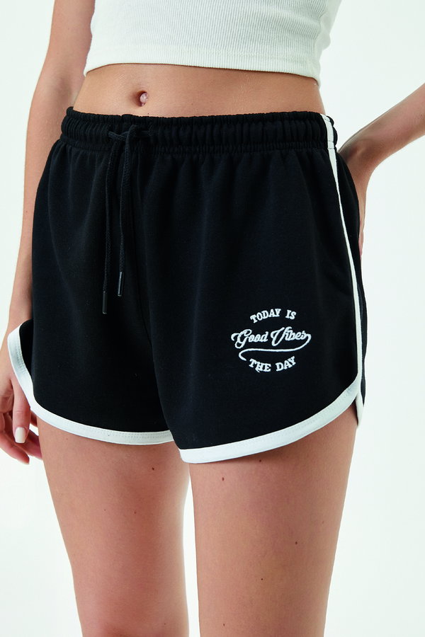 Koton Pamuklu Beli Bağcıklı Nakış Detaylı Biyeli Mini Şort SIYAH