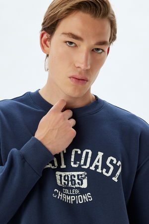 Koton Kolej Baskılı Bisiklet Yaka Şardonlu Pamuk Karışımlı Oversize Sweatshirt LACİVERT Koton Kolej Baskılı Bisiklet Yaka Şardonlu Pamuk Karışımlı Oversize Sweatshirt LACİVERT