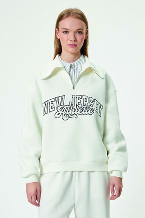 Koton  Baskılı Yarım Fermuarlı Relax Fit İşlemeli Ribanalı Kolej Sweatshirt EKRU Koton  Baskılı Yarım Fermuarlı Relax Fit İşlemeli Ribanalı Kolej Sweatshirt EKRU