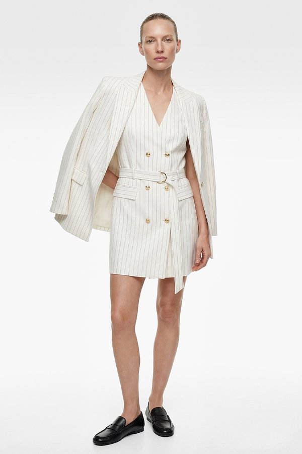 Koton Kruvaze Yaka Kolsuz Metal Aksesuarlı Kemerli Mini Ceket Elbise Beyaz