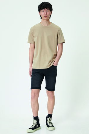 Koton  Bermuda Slim Fit Katlı Paça Düğmeli Yırtık Kot Şort SİYAH Koton  Bermuda Slim Fit Katlı Paça Düğmeli Yırtık Kot Şort SİYAH